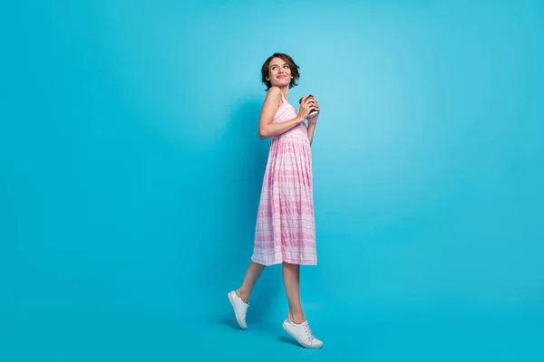 ロマンチックな若い女性の完全な長さの写真行くドリンクカカオは 青の背景に隔離されたピンクの長いサラファンの靴を着用 — ストック写真