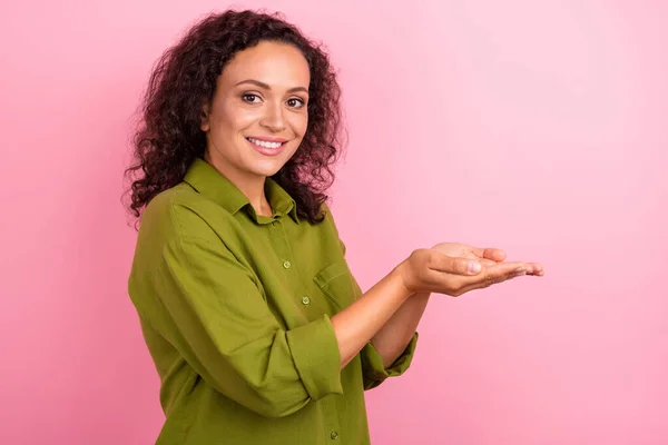 Foto Van Jonge Vrolijke Gelukkig Afro Amerikaanse Vrouw Houd Handen — Stockfoto