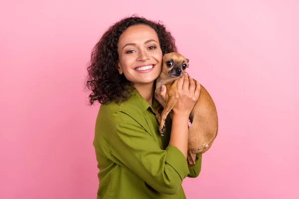 写真の正の魅力的な陽気な若い幸せなアフロアメリカ人女性ホールド犬良い気分抱擁ピンク色の背景に隔離 — ストック写真
