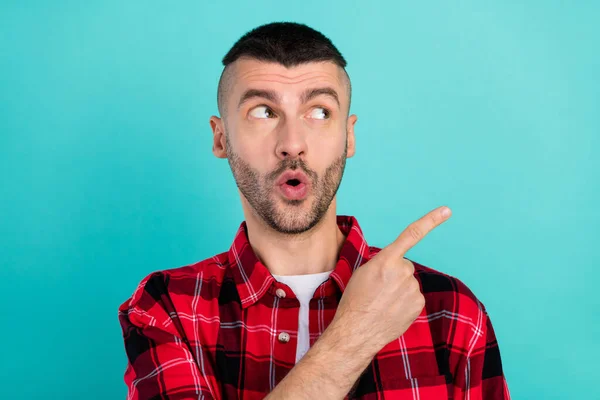 Foto Asombrado Sorprendido Hombre Ensueño Dedo Dedo Vacío Espacio Mirada — Foto de Stock