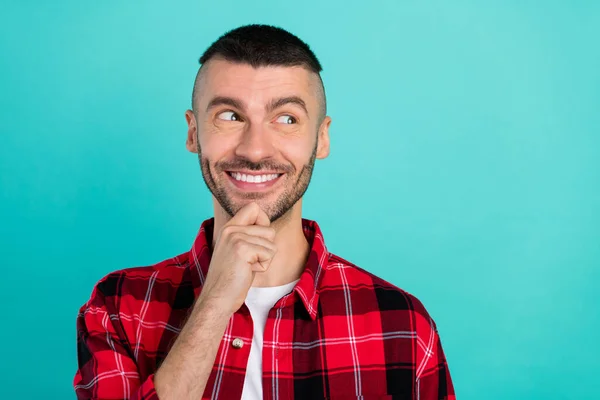 Foto Von Glücklichen Positiven Jungen Mann Halten Hand Kinn Suchen — Stockfoto