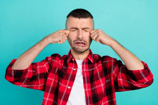 Foto Triste Giovane Brunetta Ragazzo Piangere Indossare Camicia Rossa Isolata — Foto Stock