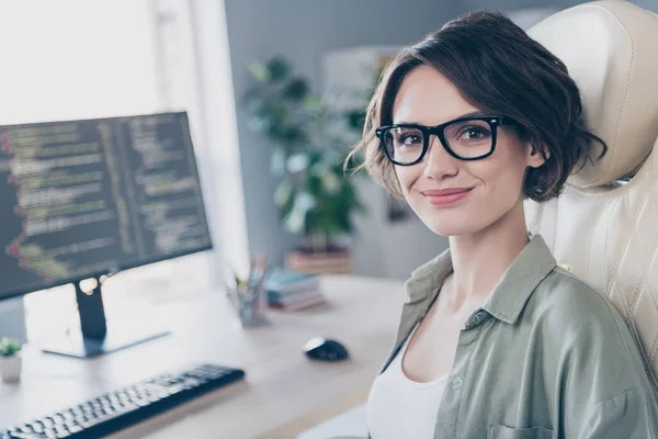 Foto Encantadora Cadeira Sentada Inteligente Senhora Perto Desktop Monitor Olhar — Fotografia de Stock