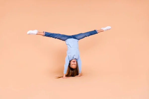 Ganzkörperfoto Sportlicher Lustiger Schüler Der Arme Auf Den Kopf Stellt — Stockfoto