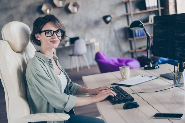 Profiel Foto Van Gelukkige Slimme Hardware Expert Zit Stoel Toetsenbord — Stockfoto