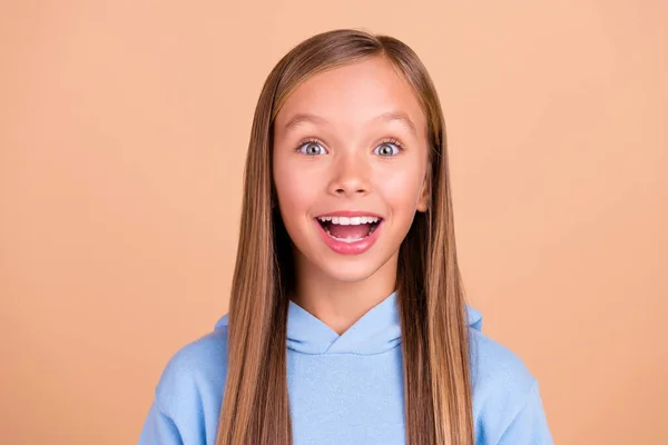 Πορτρέτο Του Έκπληκτου Θετικού Κοριτσιού Ανοιχτό Στόμα Toothy Χαμόγελο Απίστευτο — Φωτογραφία Αρχείου