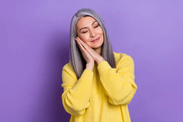 Foto Encantadora Señora Madura Hermosa Durmiendo Soñando Con Compras Aisladas — Foto de Stock