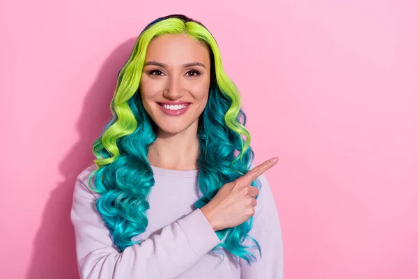 Retrato Linda Fêmea Bonito Com Cabelo Vibrante Promover Sugerir Anúncio — Fotografia de Stock