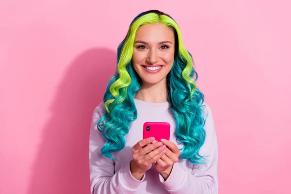 Foto Encantadora Persona Positiva Sostener Teléfono Sonrisa Radiante Toothy Aislado —  Fotos de Stock