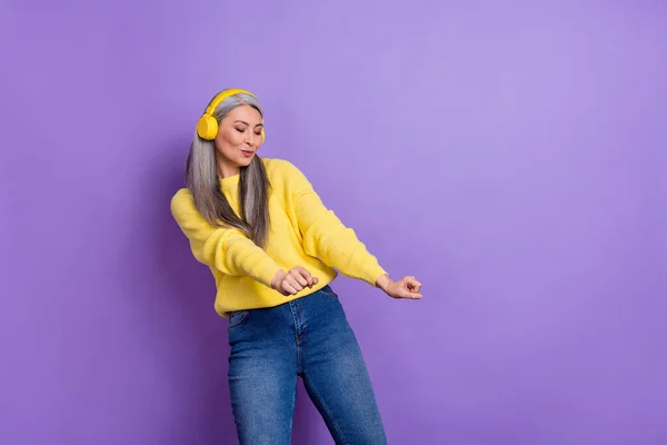 Foto Mujer Jubilada Brillante Funky Usar Suéter Auriculares Bailando Aislado —  Fotos de Stock