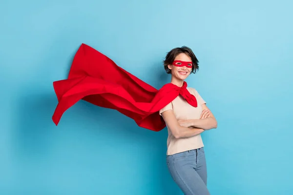 Foto Senhora Brilhante Confiante Vestido Braços Manto Vermelho Cruzado Capa — Fotografia de Stock