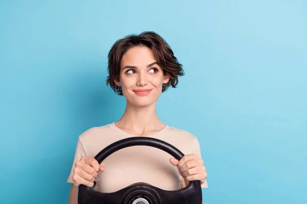Hayalperest Şirin Bir Bayanın Bej Tişörtlü Sürüş Aracının Boş Izole — Stok fotoğraf