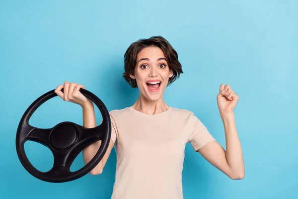 Foto Von Beeindruckt Glückliche Dame Gekleidet Beige Shirt Treibende Fahrzeug — Stockfoto