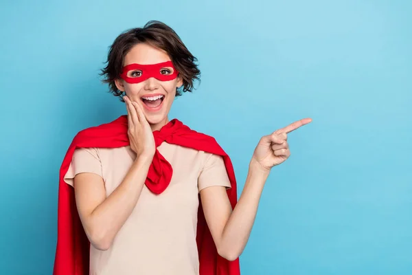 Foto Encantadora Senhora Animada Vestida Manto Vermelho Braço Mão Bochecha — Fotografia de Stock