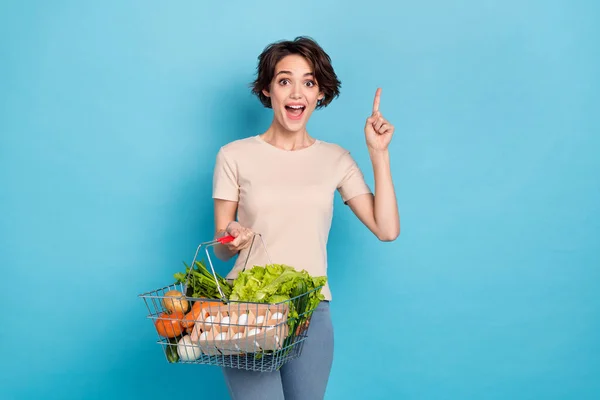 Foto Jovem Louco Bom Humor Menina Compras Finalmente Encontrado Produto — Fotografia de Stock