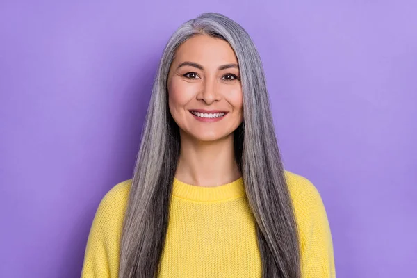 Foto Dulce Mujer Bastante Jubilada Usar Suéter Amarillo Sonriendo Aislado —  Fotos de Stock