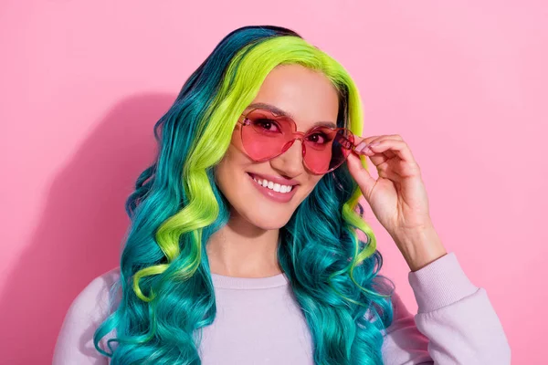 Foto Adorable Persona Satisfecha Mano Tacto Gafas Dentadas Sonrisa Aislada — Foto de Stock