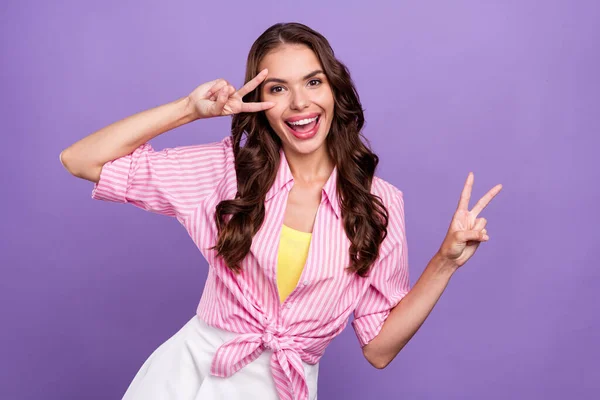 Foto Retrato Mulher Sorrindo Feliz Mostrando Gesto Sinal Rindo Overjoyed — Fotografia de Stock