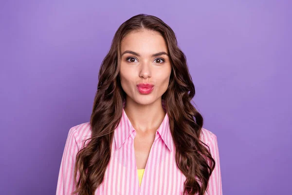 Zdjęcie Portret Kobieta Pasiastej Koszuli Wysyłając Pocałunek Powietrza Datę Odizolowany — Zdjęcie stockowe