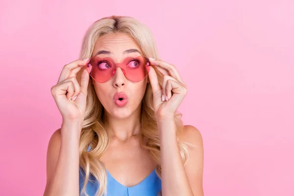 Foto Retrato Sonriente Mujer Con Gafas Sol Mirando Impactada Copyspace —  Fotos de Stock