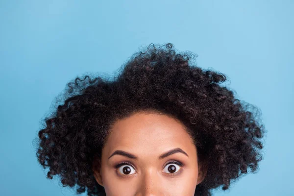 Foto Recortada Joven Sorprendida Mujer Afroamericana Asombrada Con Chevelure Morena —  Fotos de Stock