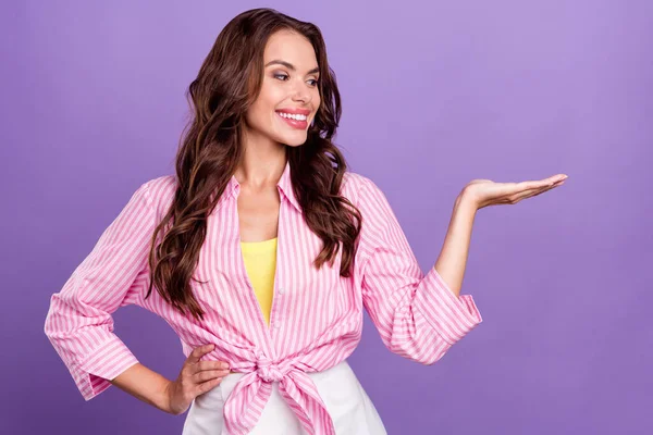 Foto Mujer Retrato Sonriendo Ropa Casual Mostrando Copyspace Mano Alegre —  Fotos de Stock