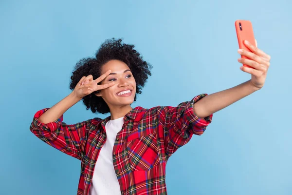 Genç Afro Kızın Fotoğrafı Mutlu Bir Gülümseme Çek Selfie Cep — Stok fotoğraf