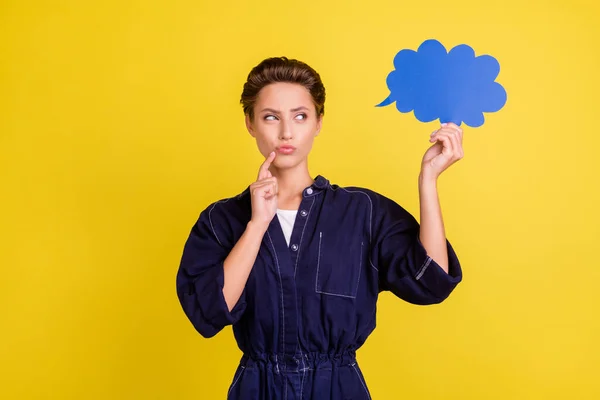 Photo Young Beautiful Serious Thoughtful Girl Hold Speech Bubble Thinking — Stock Photo, Image