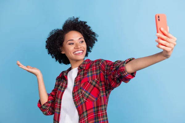 Foto Joven Afro Chica Feliz Sonrisa Positiva Videollamada Teléfono Inteligente — Foto de Stock