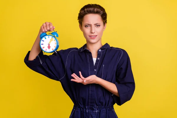 Retrato Chica Molesta Preocupada Atractiva Sosteniendo Mano Reloj Retro Tarde — Foto de Stock