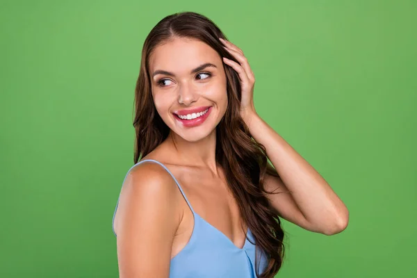 Фотографія Профілю Молодої Жінки Щаслива Позитивна Посмішка Рука Торкається Волосся — стокове фото