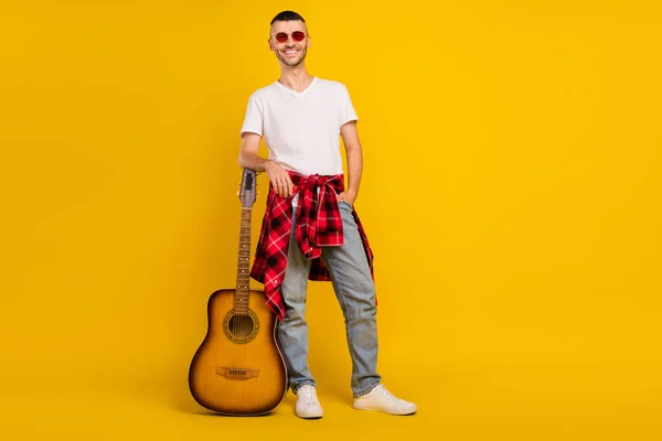 Full Length Body Size Photo Man Wearing Sunglass Utrzymanie Gitara — Zdjęcie stockowe