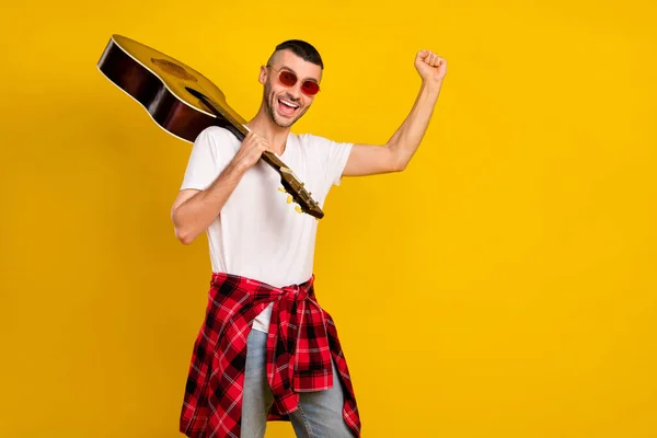 Zdjęcie Portret Człowiek Noszenie Sunglass Gra Gitarze Gestykulując Jak Zwycięzca — Zdjęcie stockowe