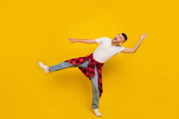Longitud Completa Cuerpo Tamaño Foto Hombre Bailando Engañando Sonriente Aislado —  Fotos de Stock