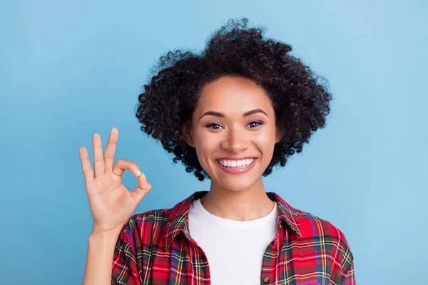 Foto Ung Svart Flicka Glad Positiv Leende Visa Okej Välja — Stockfoto