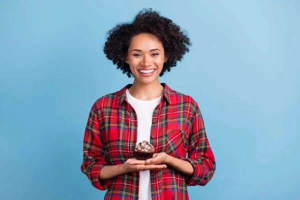 若いアフリカの女の子の写真幸せな正の笑顔を保持ケーキ甘い食べ物砂糖ダイエット青の色の背景に孤立 — ストック写真