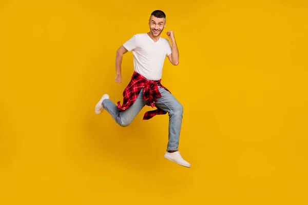 Foto Tamanho Completo Jovem Feliz Homem Saltar Corredor Usar Camisa — Fotografia de Stock