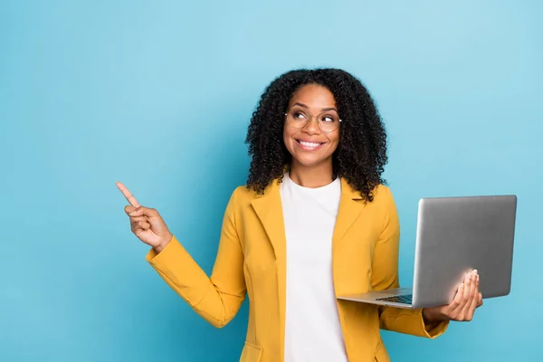 Foto Jovem Afro Mulher Sorriso Feliz Indicar Dedo Espaço Vazio — Fotografia de Stock