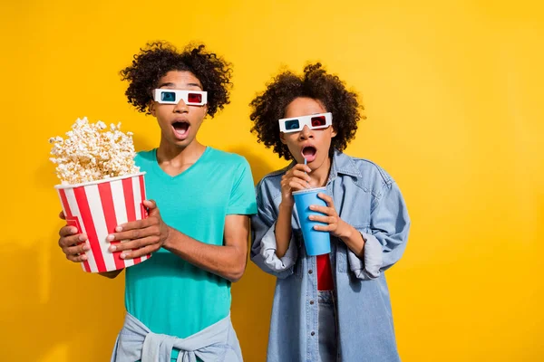 Photo Shocked Afro American People Couple Wear Glasses Movie Pop — Stock Photo, Image