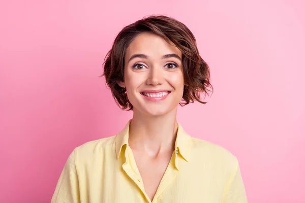 照片上年轻快乐的女人快乐积极的微笑诊所口腔护理隔离粉红的背景 — 图库照片