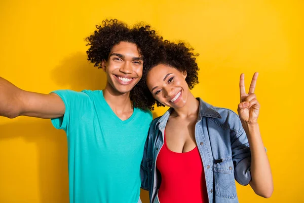Mutlu Genç Koyu Tenli Bir Çiftin Fotoğrafı Sarı Arka Planda — Stok fotoğraf