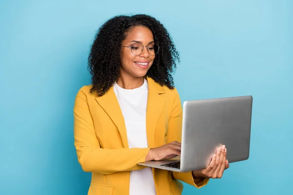 Foto Von Jungen Schwarzen Geschäftsfrau Glücklich Lächeln Typ Projektbericht Laptop — Stockfoto