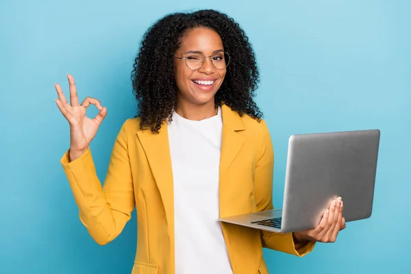 Foto Van Jonge Afro Vrouw Gelukkig Positieve Glimlach Knipoog Show — Stockfoto