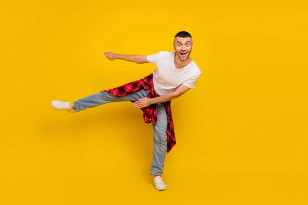 Foto Cuerpo Entero Alegre Hombre Sorprendido Llevar Camisa Cuadros Danza —  Fotos de Stock