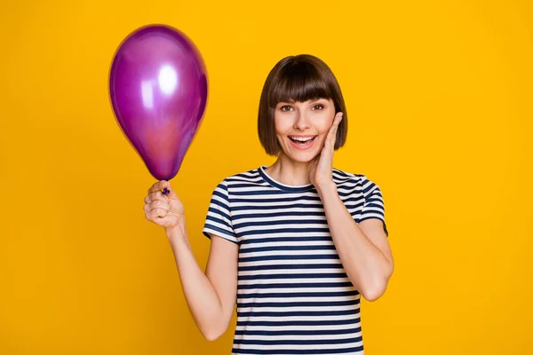 Foto Joven Morena Impresionada Sostiene Camiseta Con Globo Aislada Sobre —  Fotos de Stock