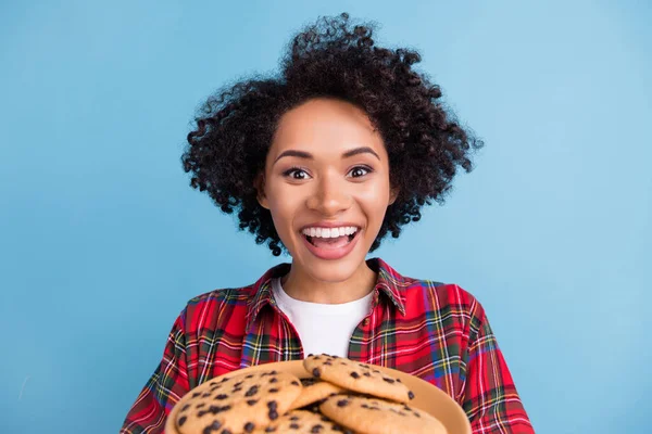 若いアフリカの女の子の写真幸せな正の笑顔は あなたが青い色の背景に隔離おいしい砂糖をお勧めしますクッキー — ストック写真