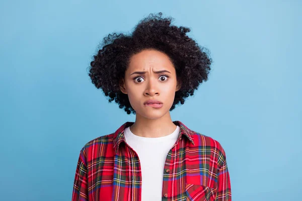 Retrato Jovens Aterrorizados Ansiosos Afro Mulher Mordida Lábios Têm Problema — Fotografia de Stock