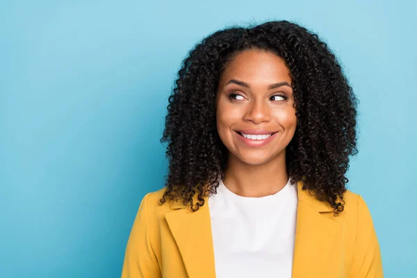 Foto Mujer Joven Africana Alegre Sonrisa Positiva Feliz Mirada Curiosa — Foto de Stock