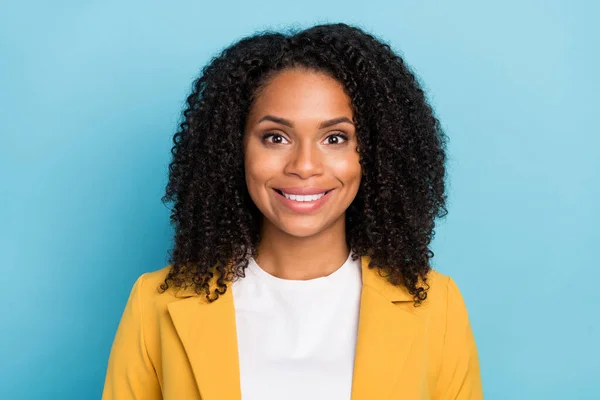 Foto Joven Africana Alegre Mujer Feliz Positiva Sonrisa Gerente Aislado — Foto de Stock