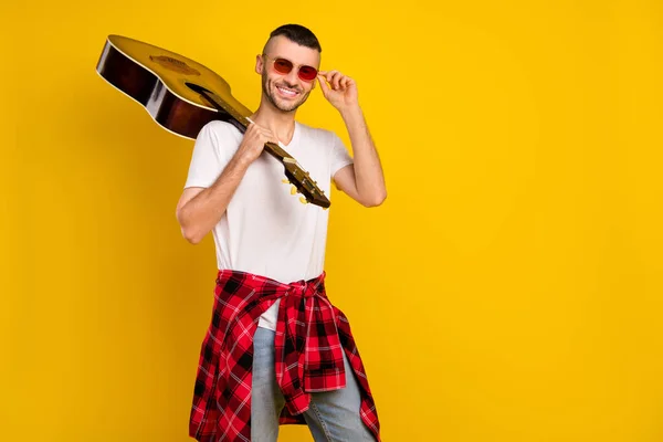 Havalı Mutlu Bir Gencin Fotoğrafı Beline Ekose Gömlek Giyer Gitarını — Stok fotoğraf
